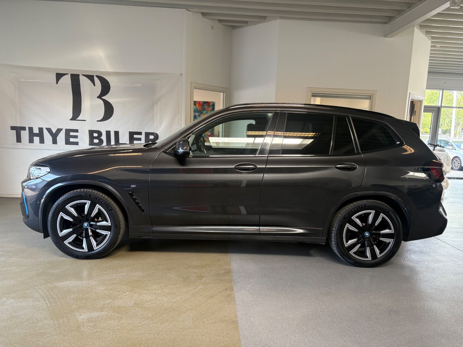 Grå BMW iX3 fra 2023