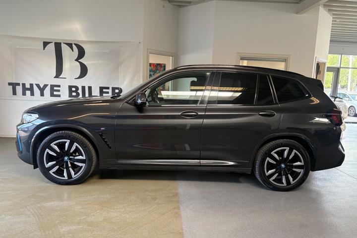 Grå BMW iX3 fra 2023