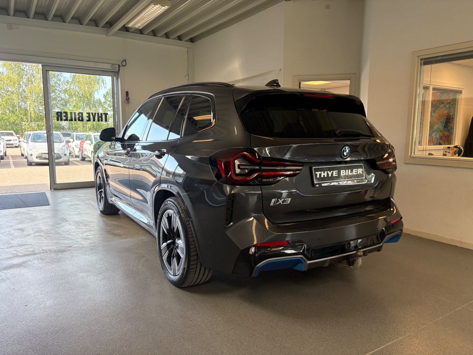Grå BMW iX3 fra 2023