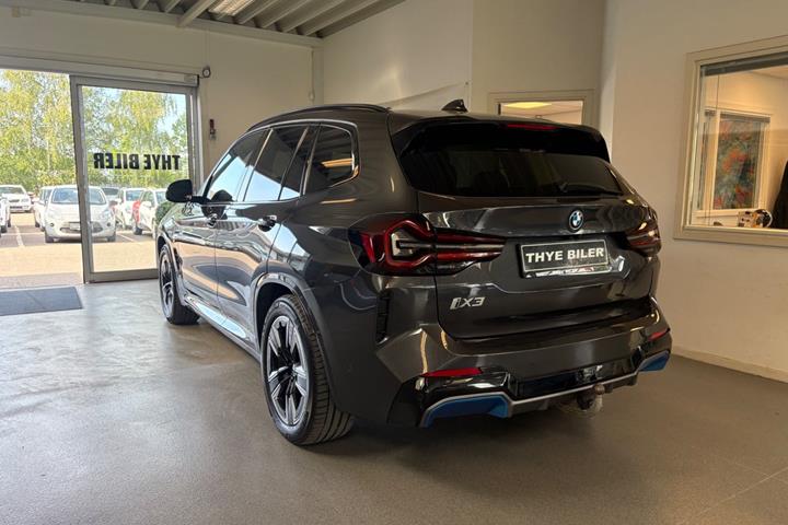 Grå BMW iX3 fra 2023