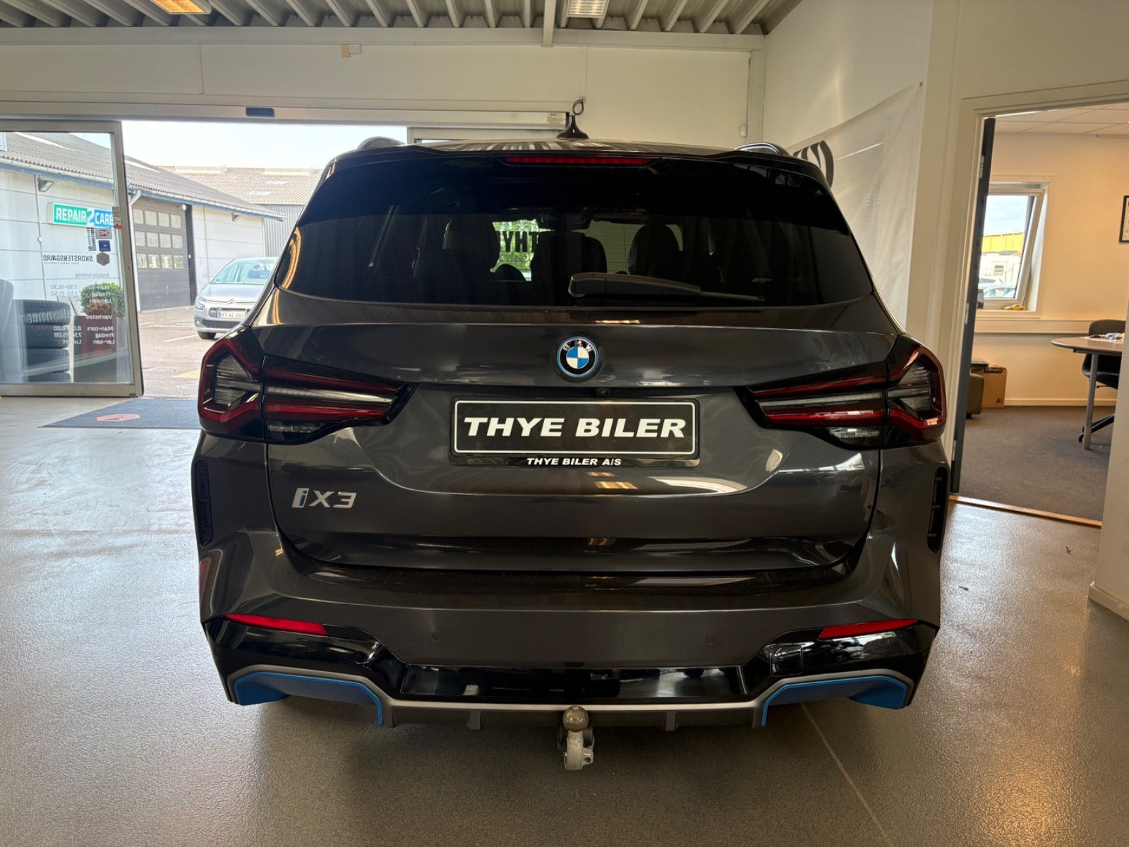 Grå BMW iX3 fra 2023