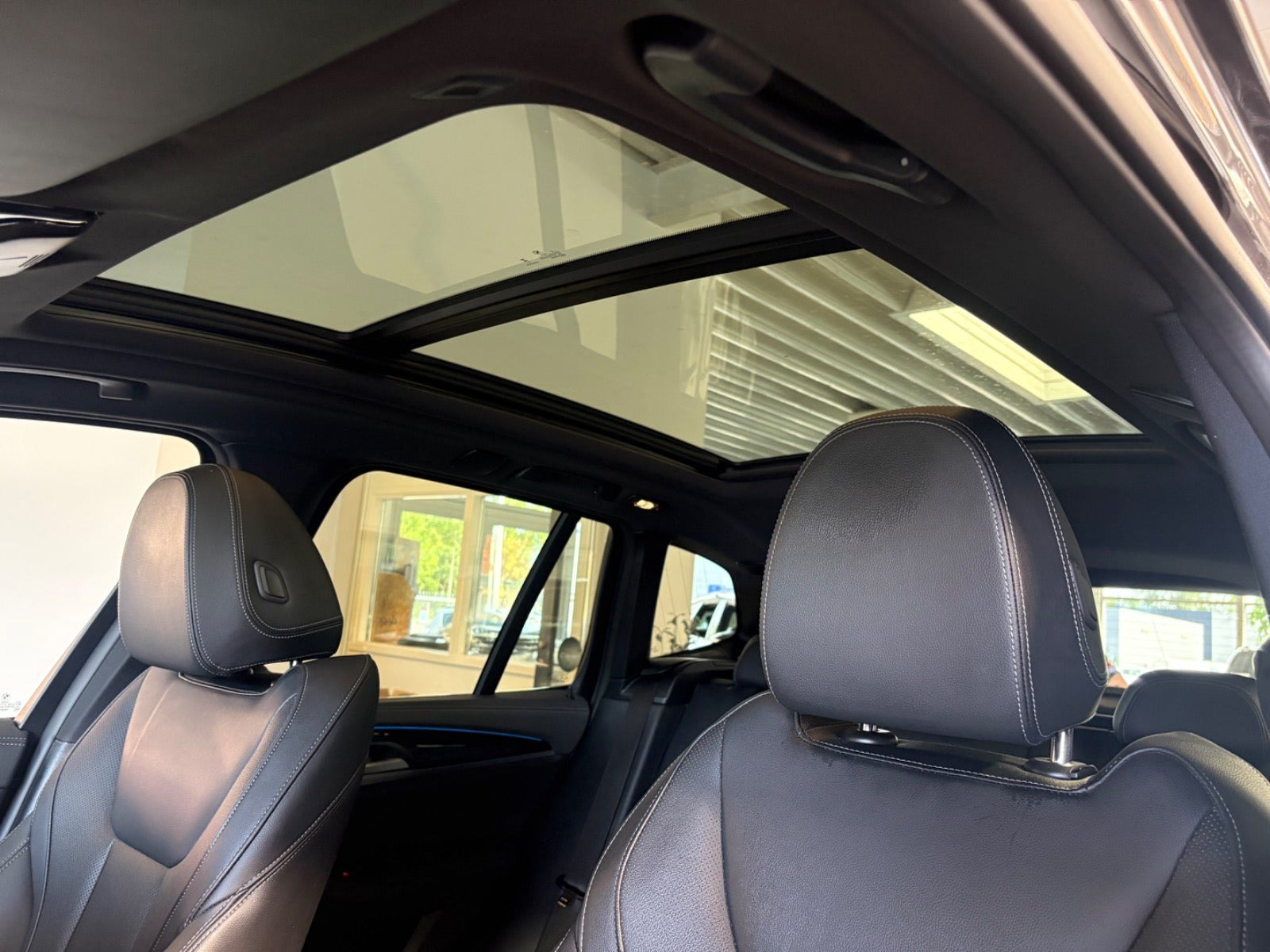 Grå BMW iX3 fra 2023