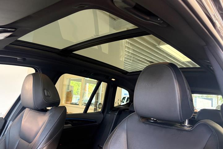 Grå BMW iX3 fra 2023