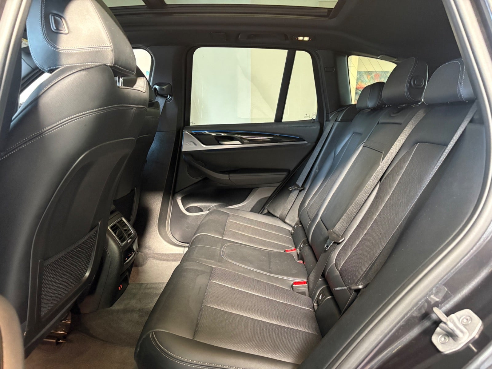 Grå BMW iX3 fra 2023