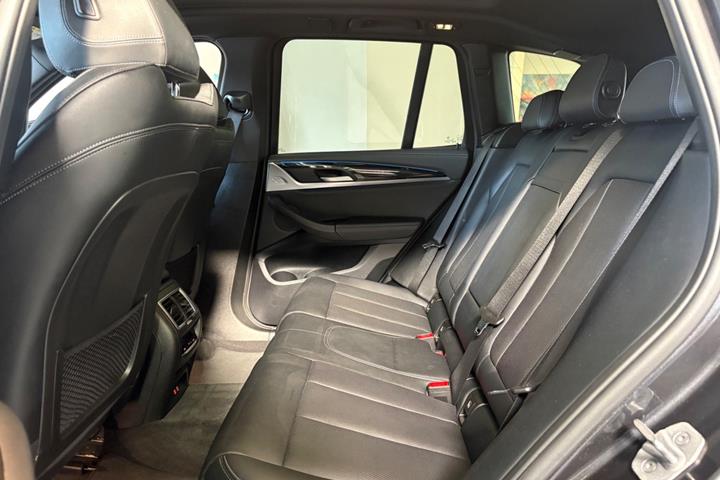Grå BMW iX3 fra 2023