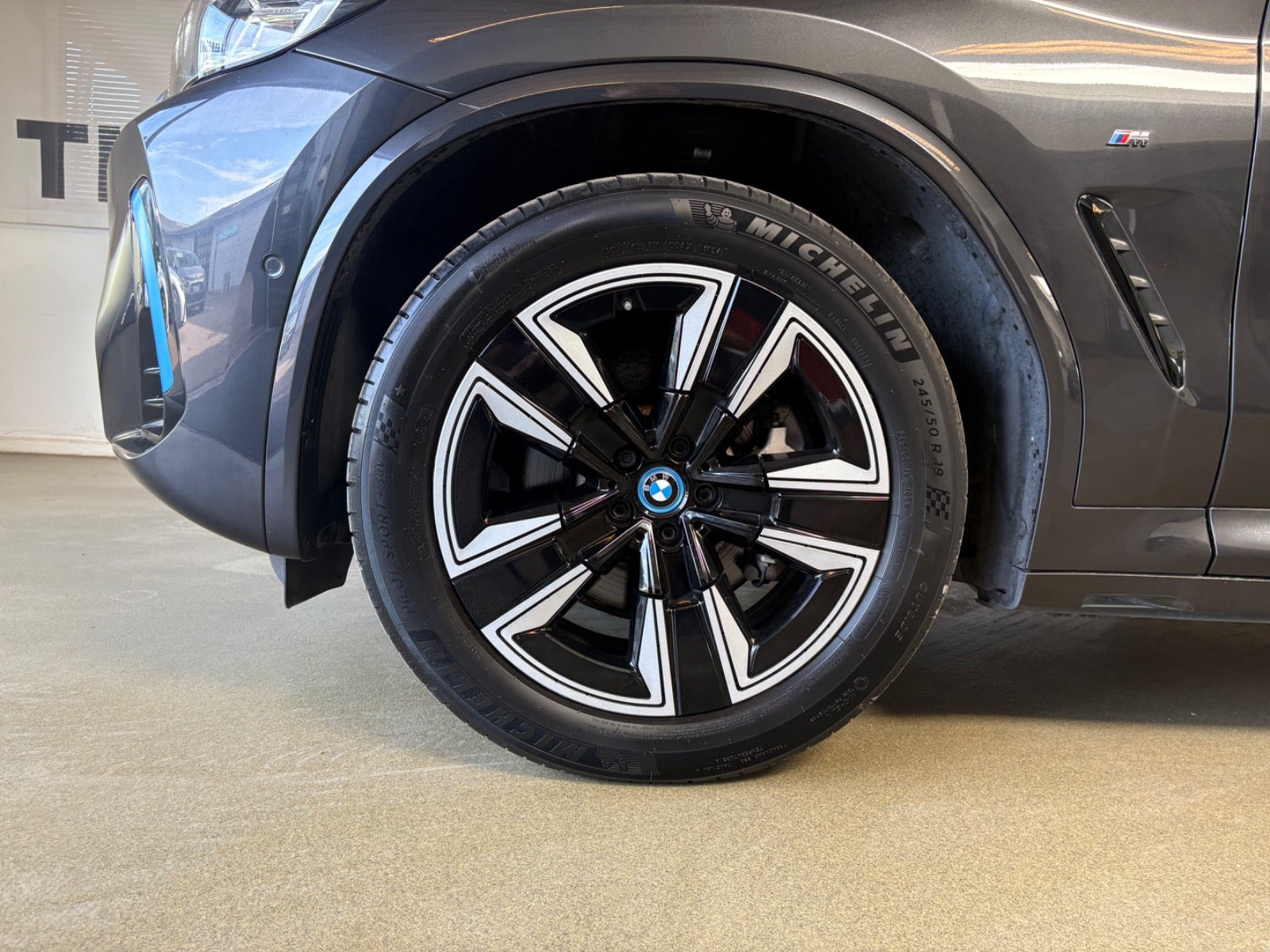 Grå BMW iX3 fra 2023