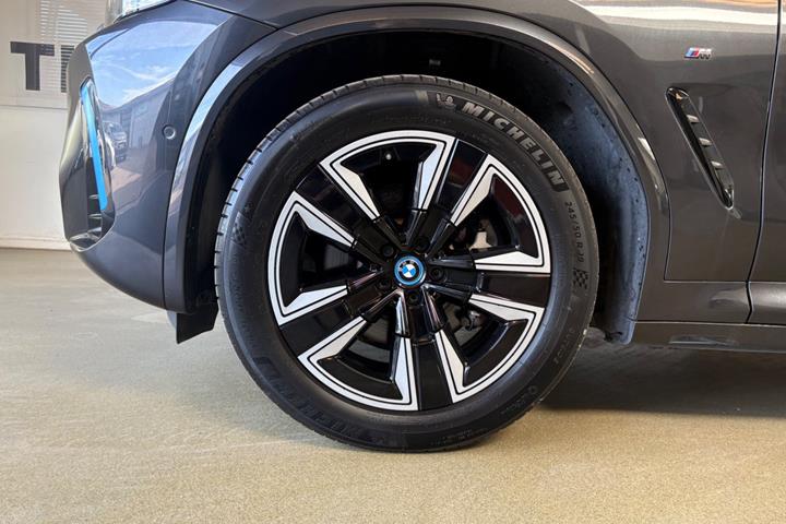 Grå BMW iX3 fra 2023