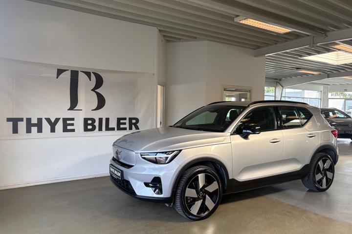 Sølv Volvo XC40 fra 2024 set udefra