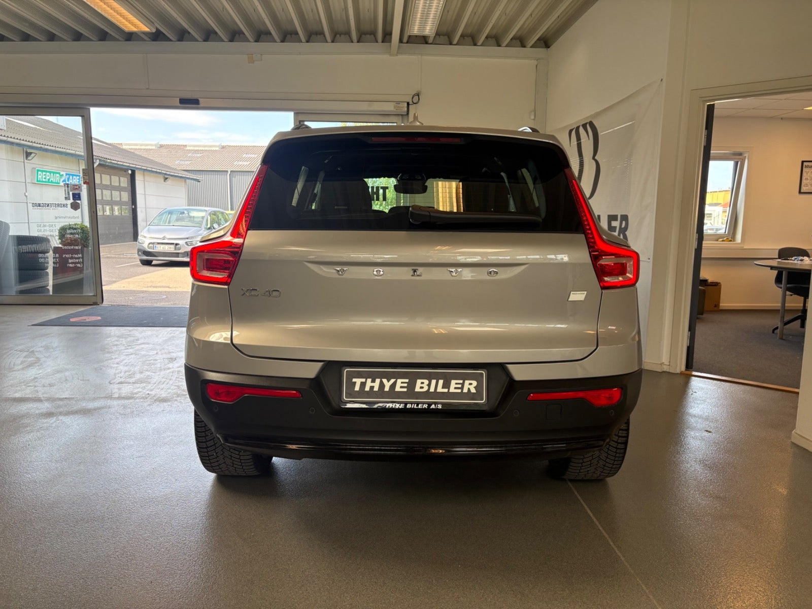 Sølv Volvo XC40 fra 2024