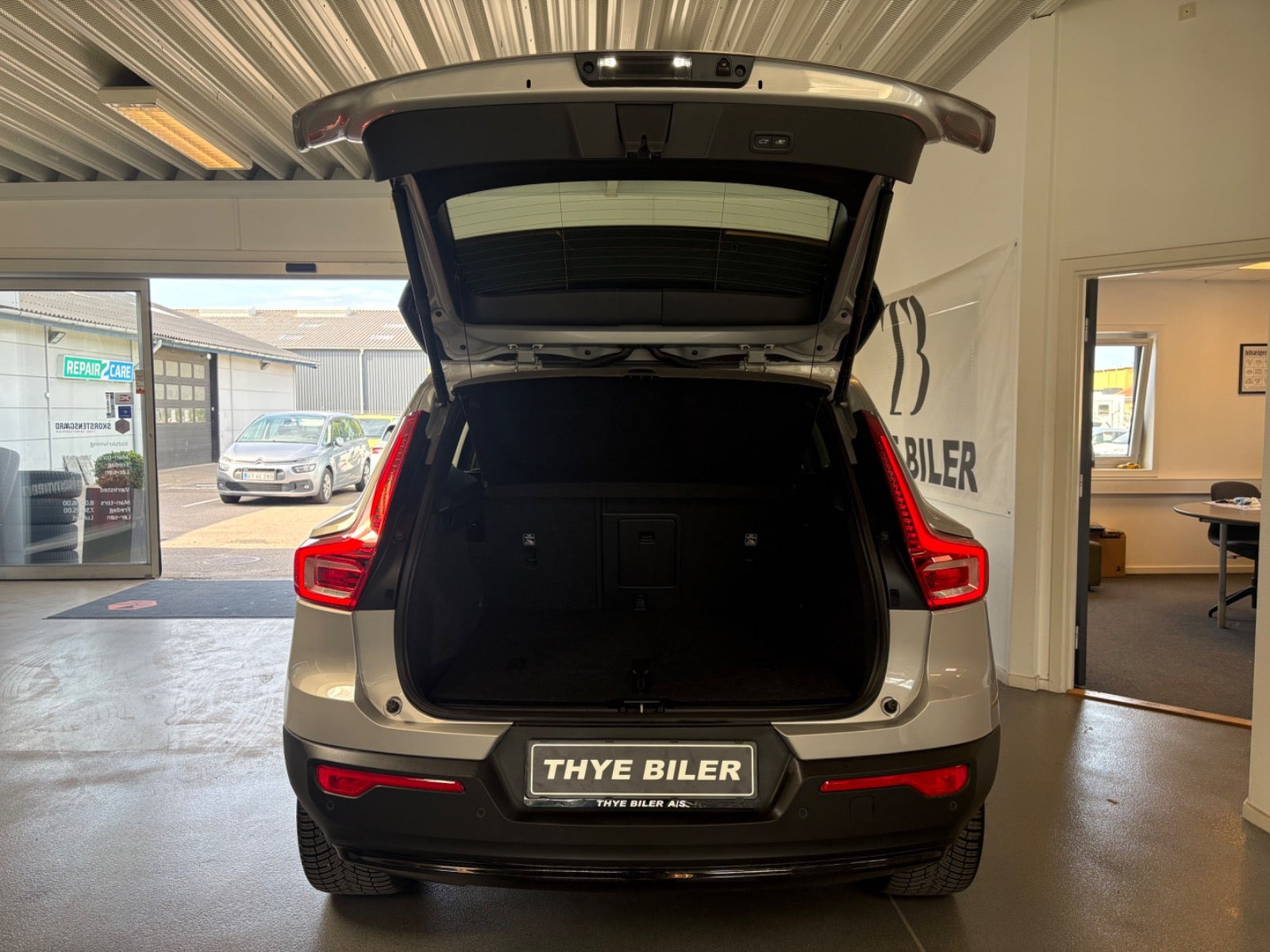 Sølv Volvo XC40 fra 2024
