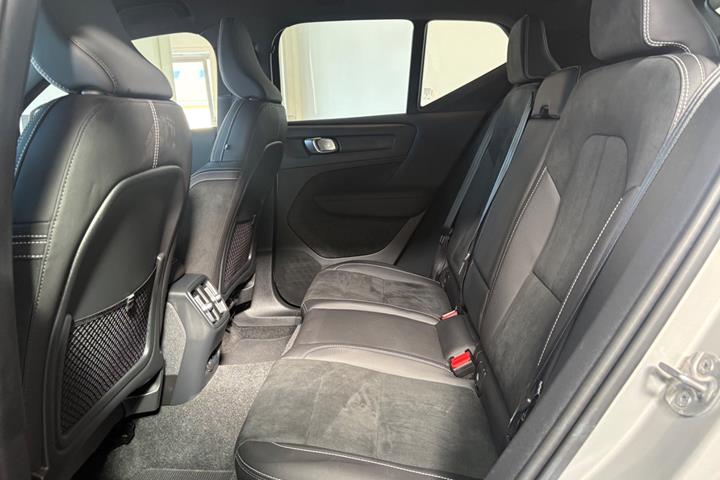 Sølv Volvo XC40 fra 2024