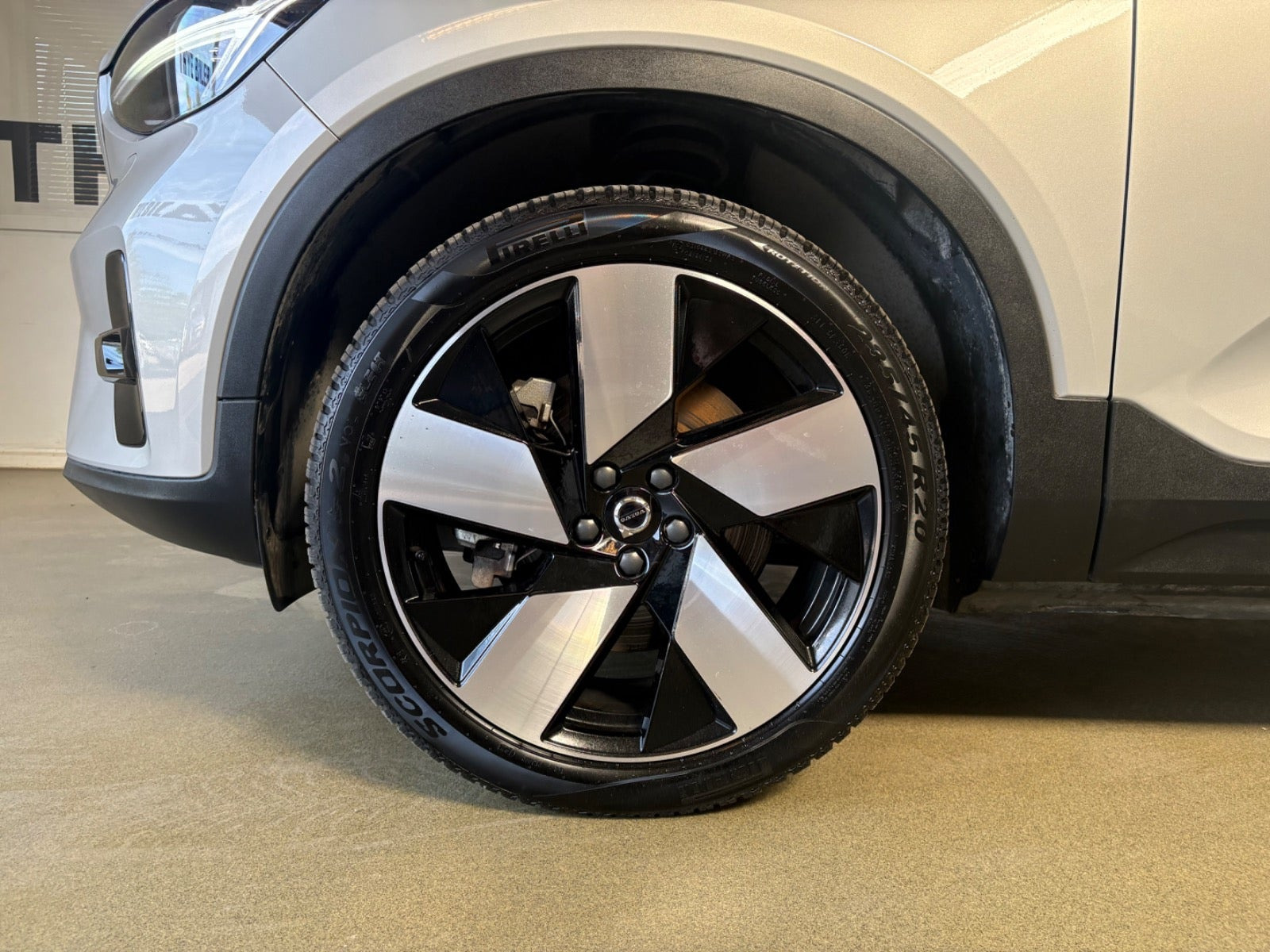 Sølv Volvo XC40 fra 2024