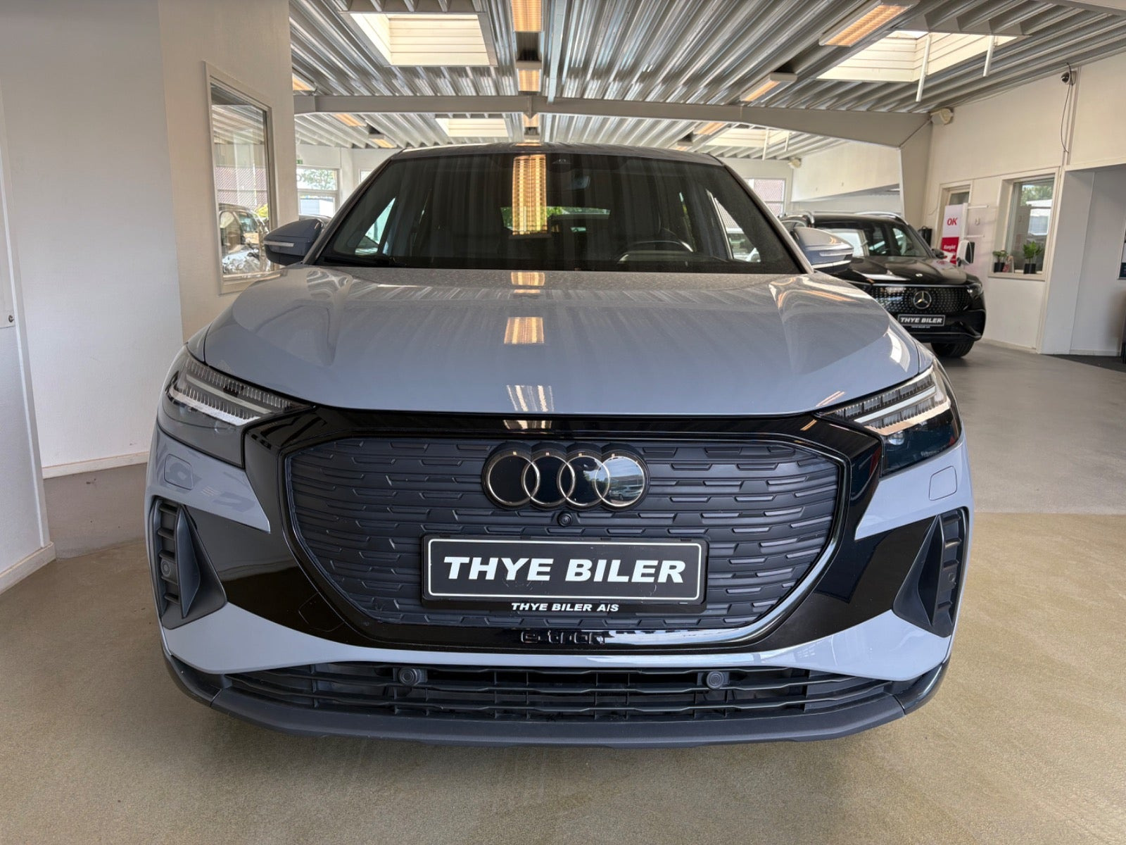 Grå Audi Q4 e-tron fra 2023