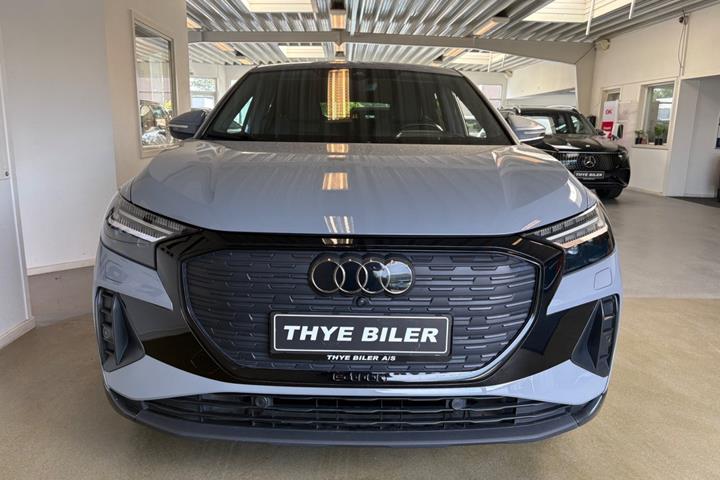 Grå Audi Q4 e-tron fra 2023