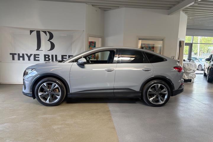 Grå Audi Q4 e-tron fra 2023
