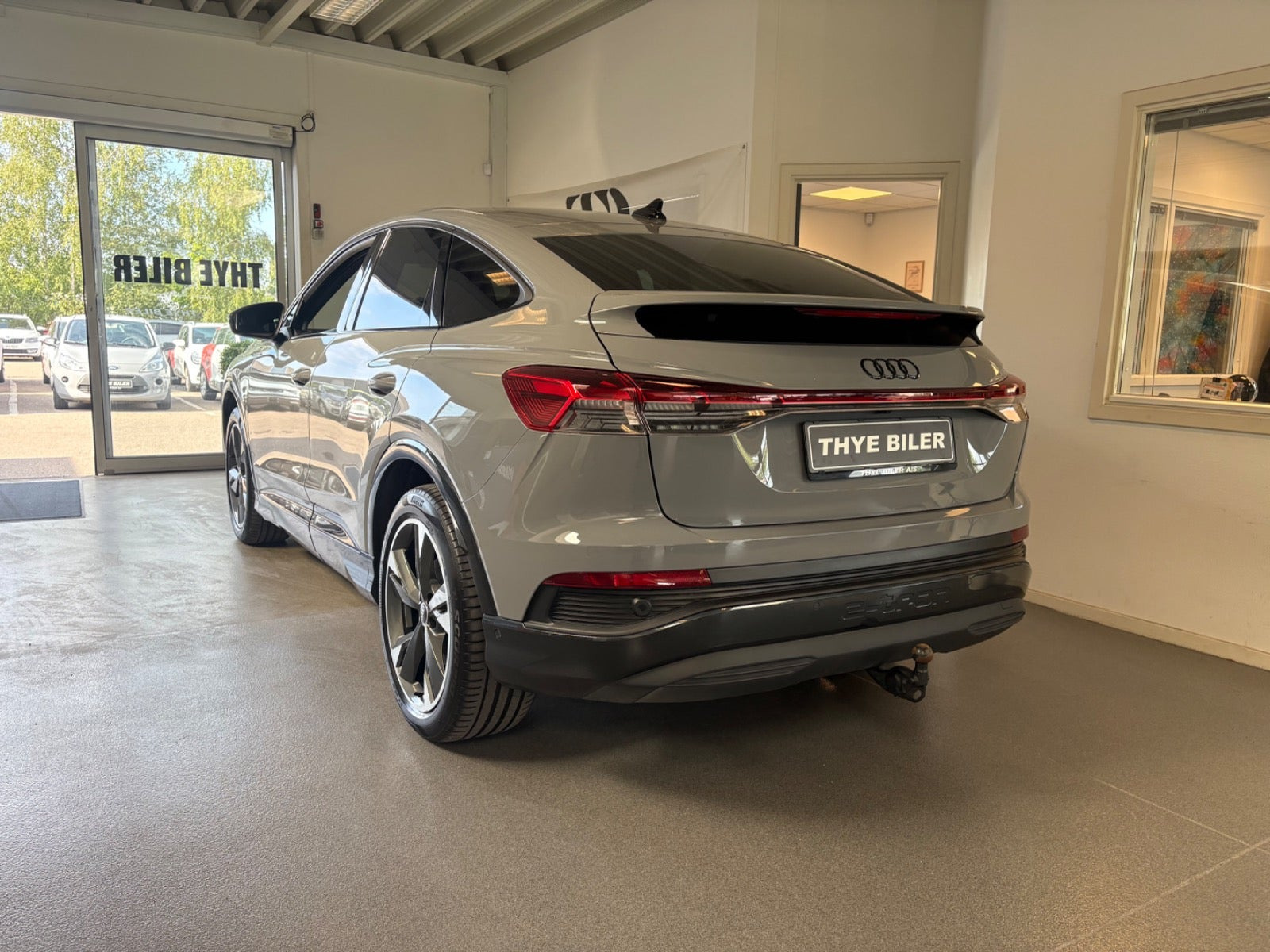 Grå Audi Q4 e-tron fra 2023