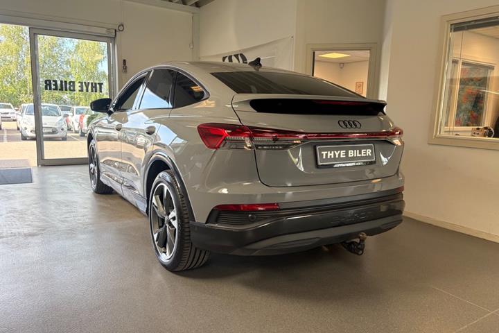 Grå Audi Q4 e-tron fra 2023