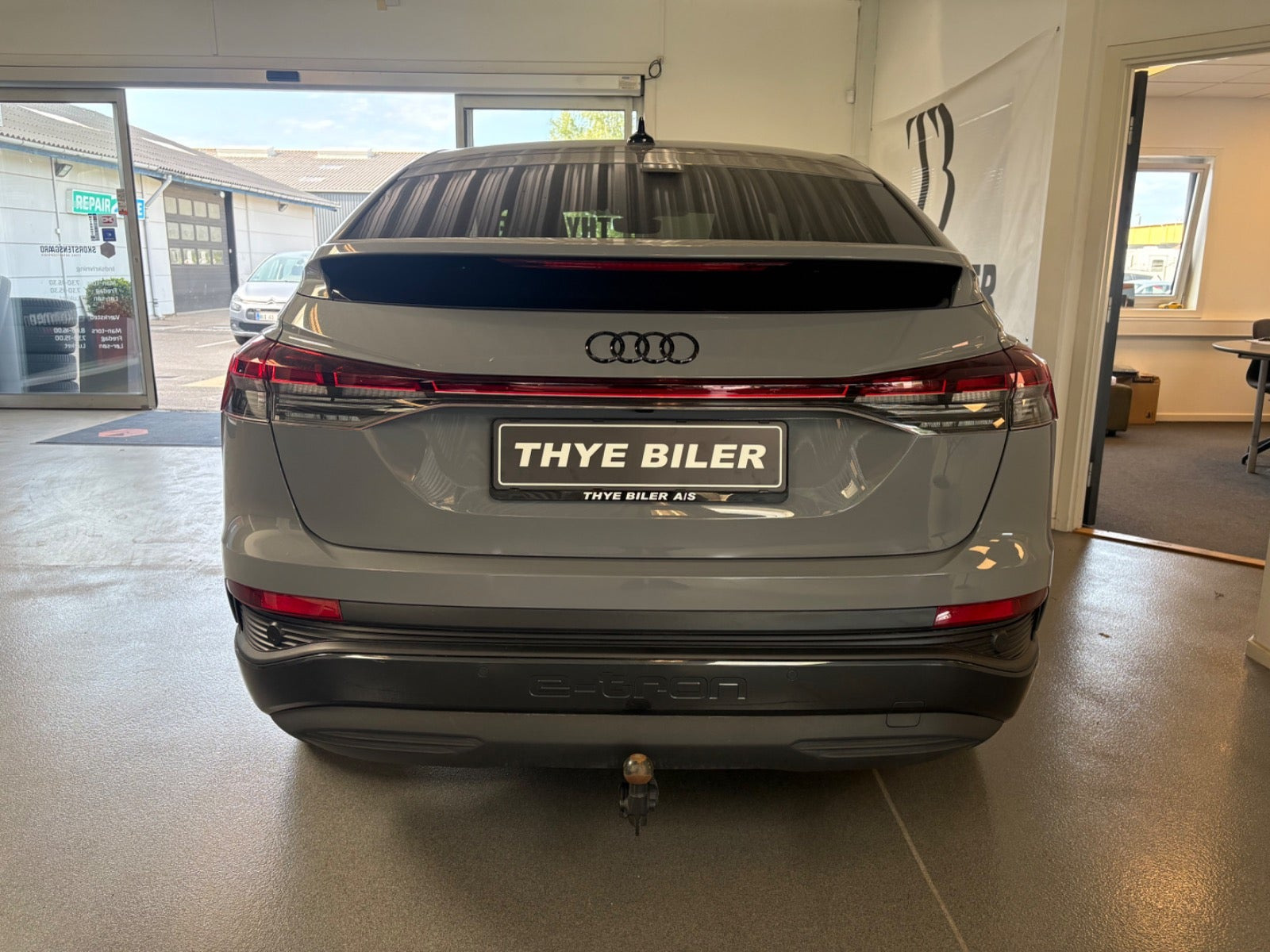 Grå Audi Q4 e-tron fra 2023