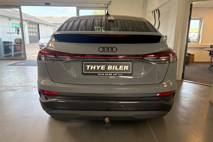 Grå Audi Q4 e-tron fra 2023