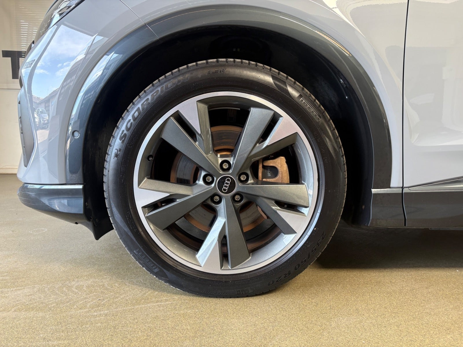 Grå Audi Q4 e-tron fra 2023
