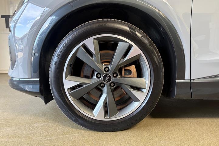 Grå Audi Q4 e-tron fra 2023