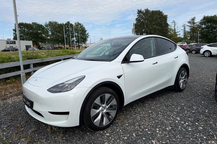 Hvid Tesla Model Y fra 2022 set udefra