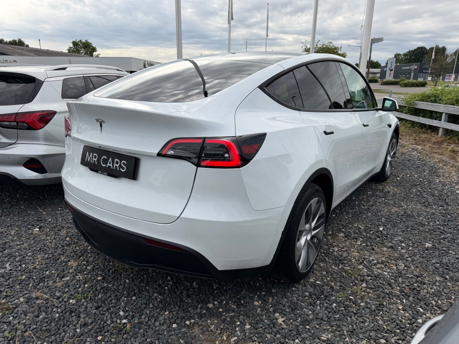 Hvid Tesla Model Y fra 2022