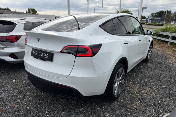 Hvid Tesla Model Y fra 2022