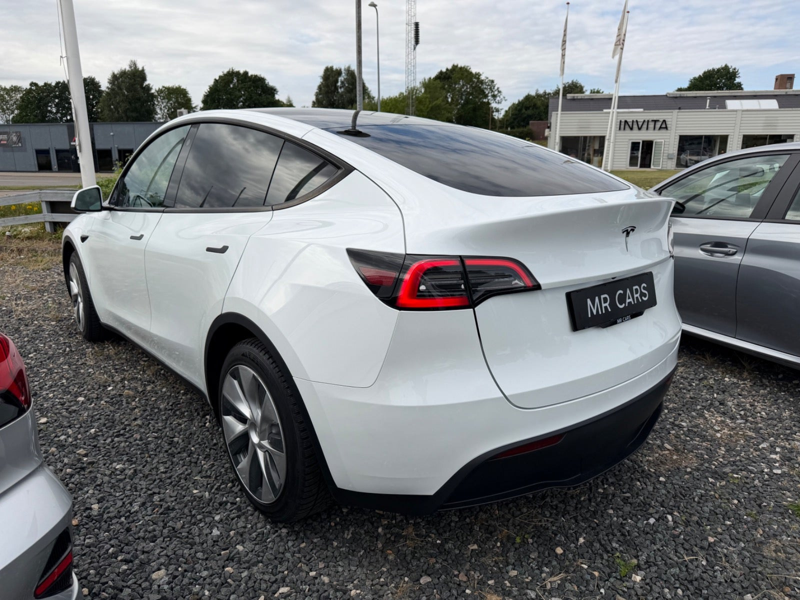 Hvid Tesla Model Y fra 2022