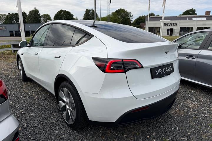 Hvid Tesla Model Y fra 2022