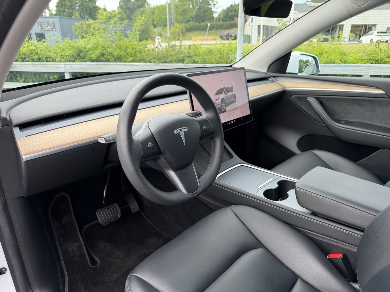 Hvid Tesla Model Y fra 2022