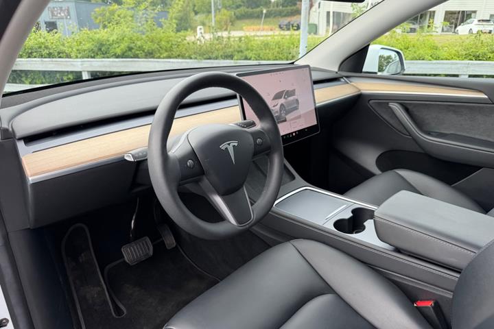 Hvid Tesla Model Y fra 2022