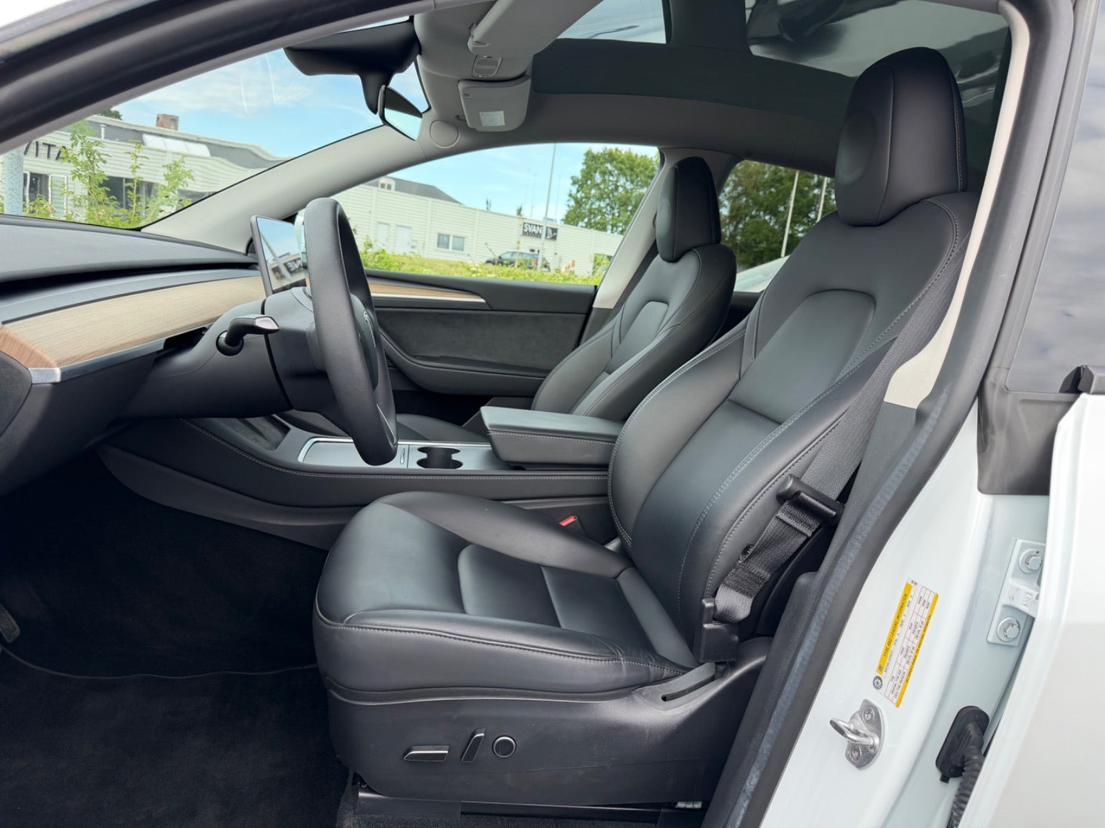 Hvid Tesla Model Y fra 2022
