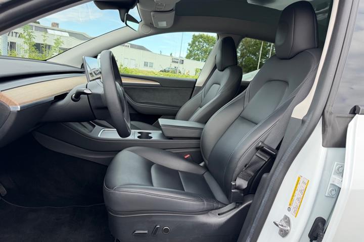 Hvid Tesla Model Y fra 2022