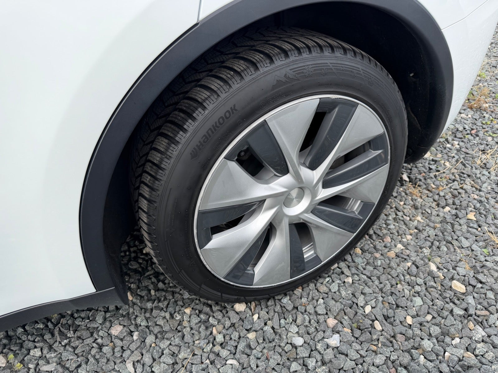 Hvid Tesla Model Y fra 2022