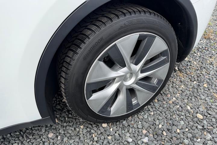 Hvid Tesla Model Y fra 2022