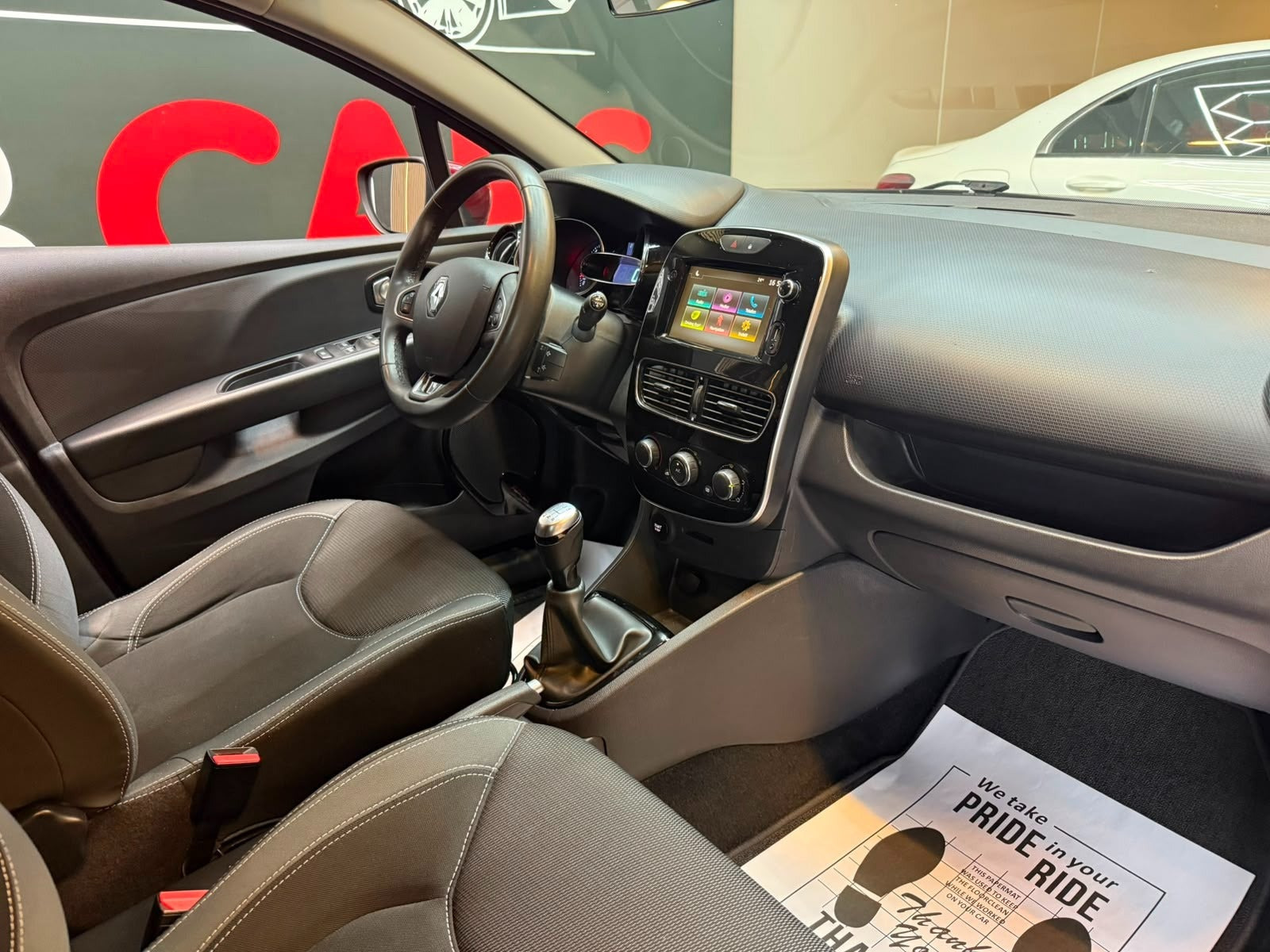 Grå Renault Clio IV fra 2019