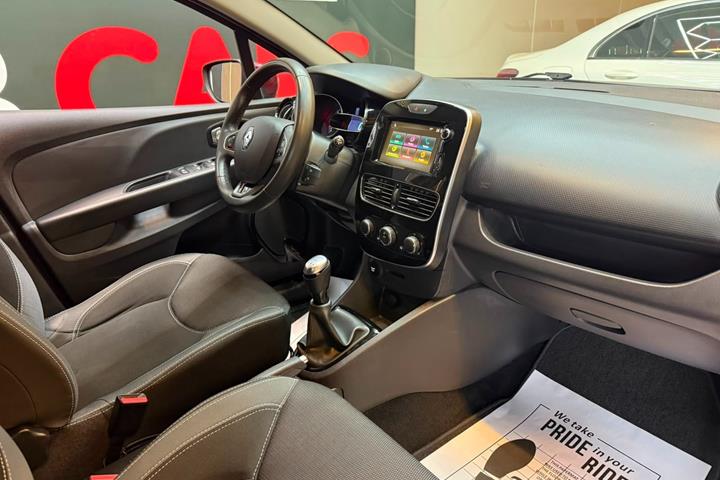 Grå Renault Clio IV fra 2019