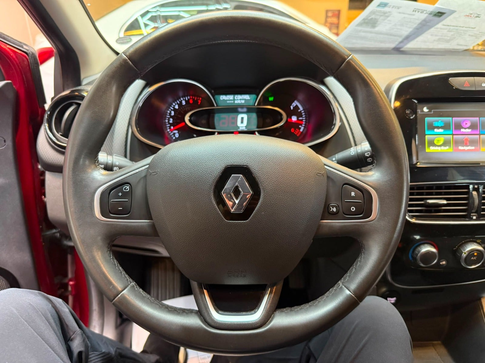 Grå Renault Clio IV fra 2019