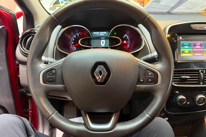 Grå Renault Clio IV fra 2019