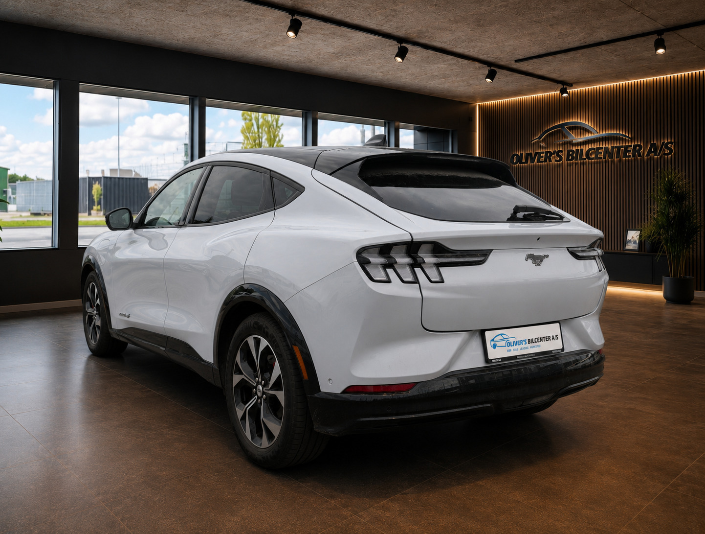 Beige Ford Mustang Mach-E fra 2023