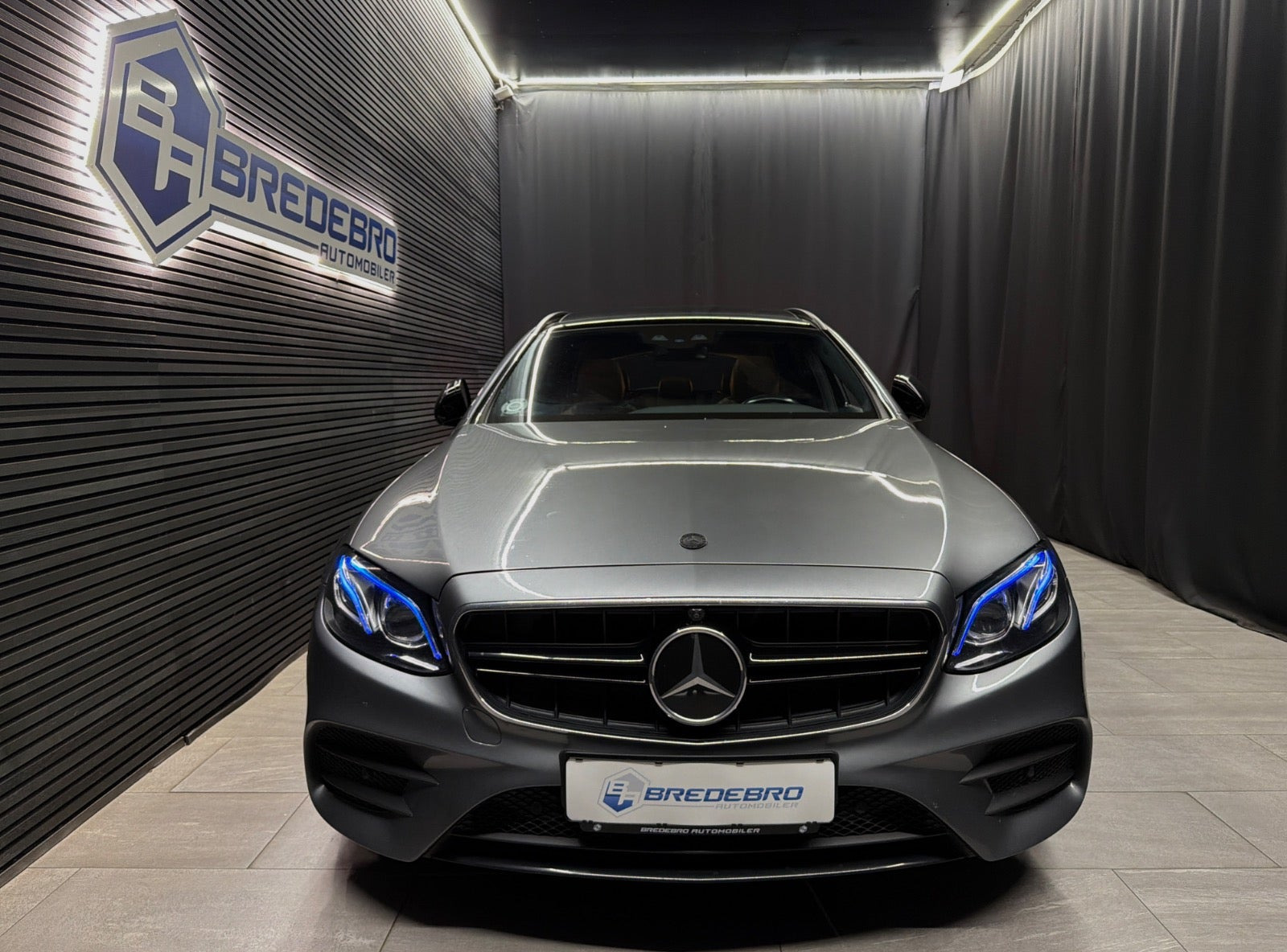Grå Mercedes E220 d fra 2019