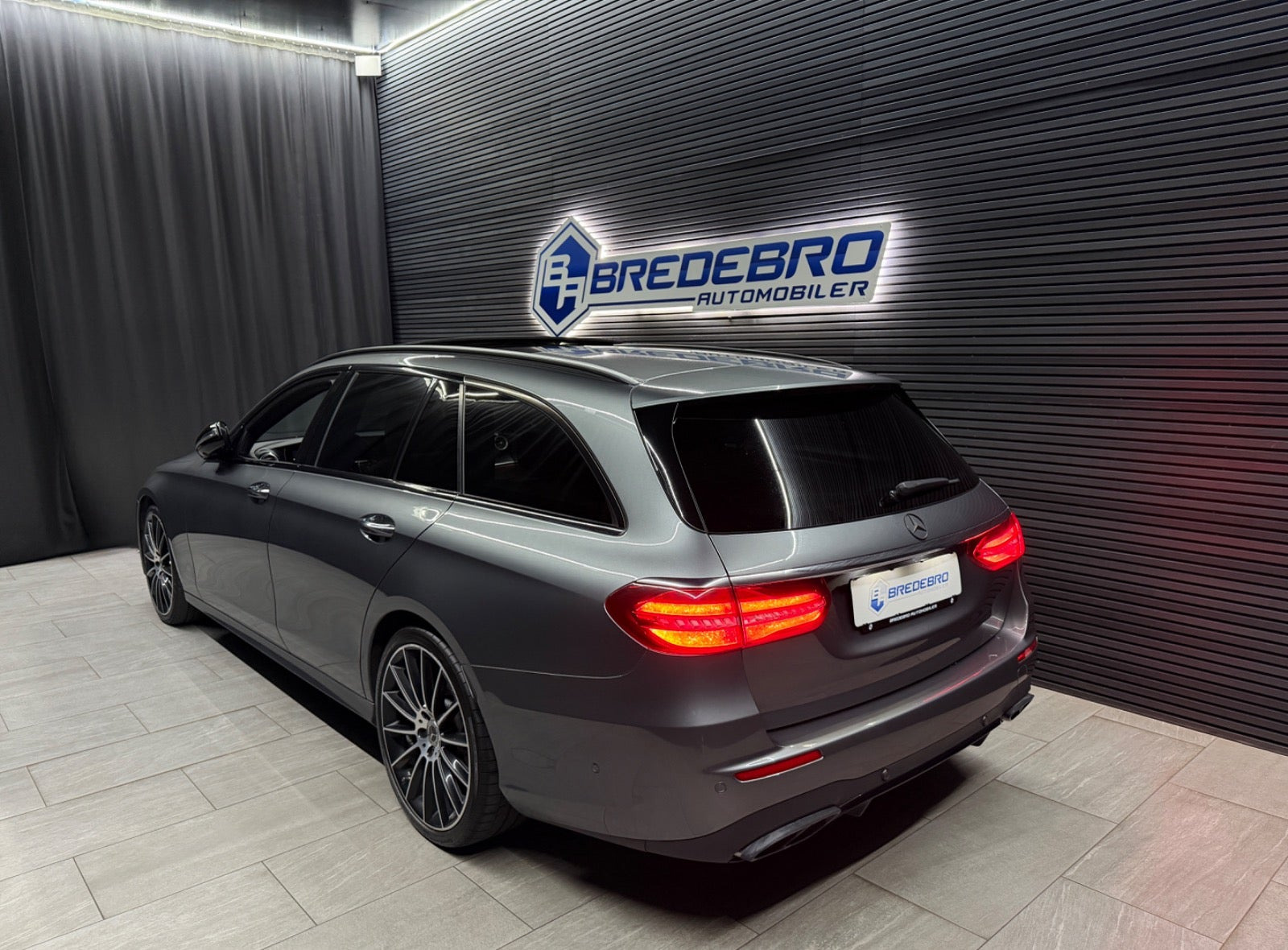 Grå Mercedes E220 d fra 2019