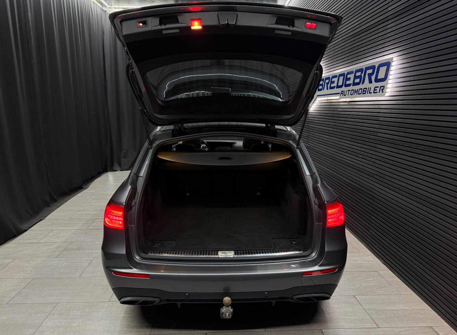 Grå Mercedes E220 d fra 2019