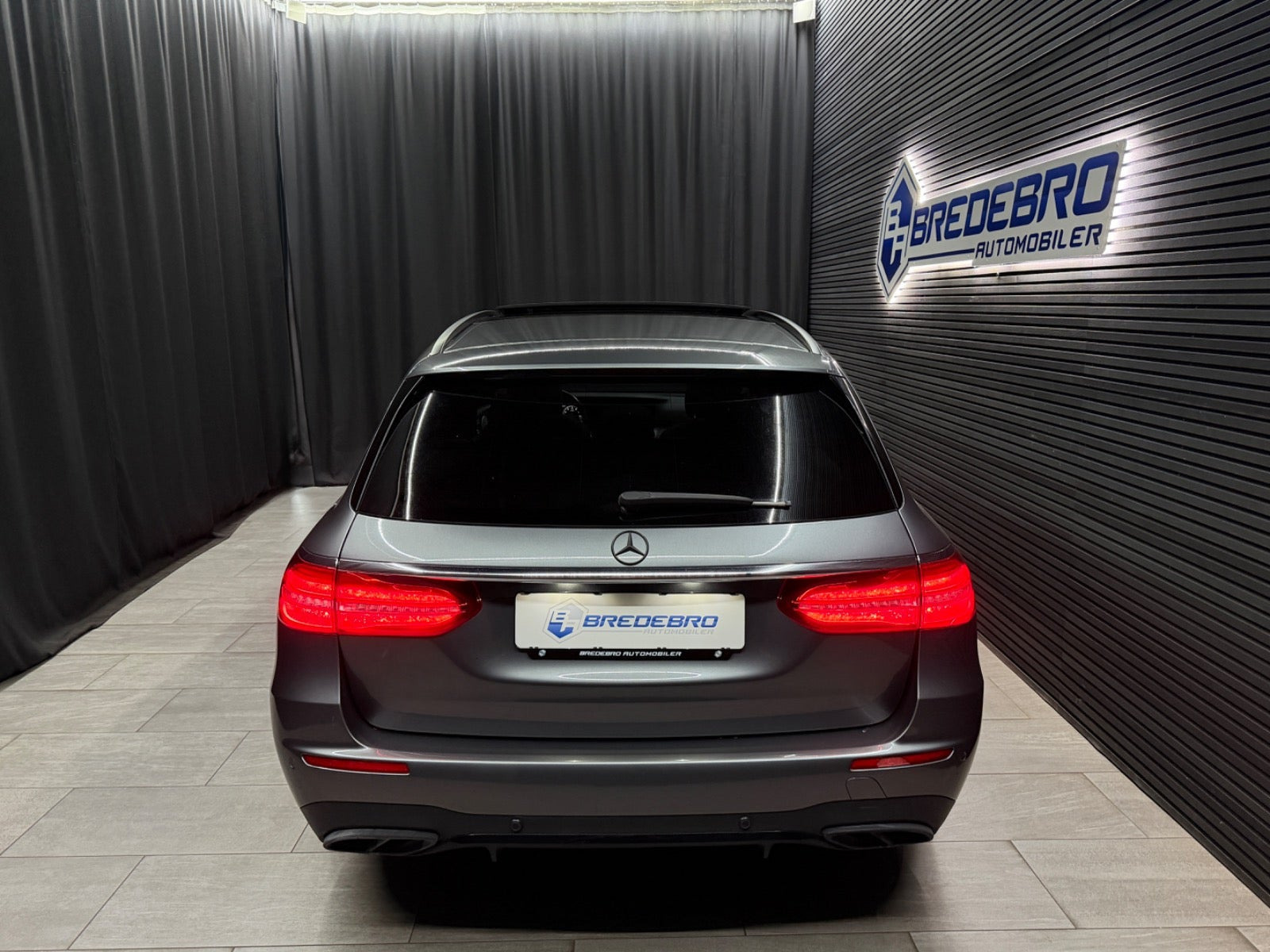 Grå Mercedes E220 d fra 2019