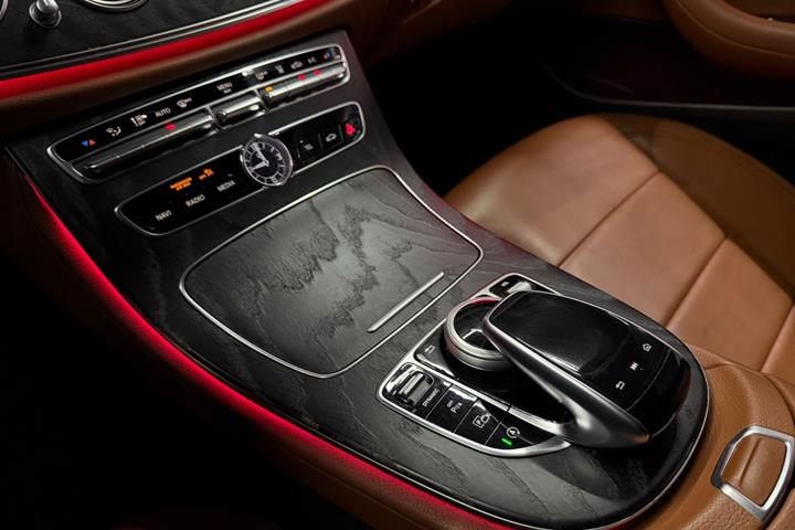 Grå Mercedes E220 d fra 2019