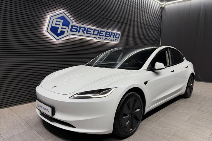 Hvid Tesla Model 3 fra 2024