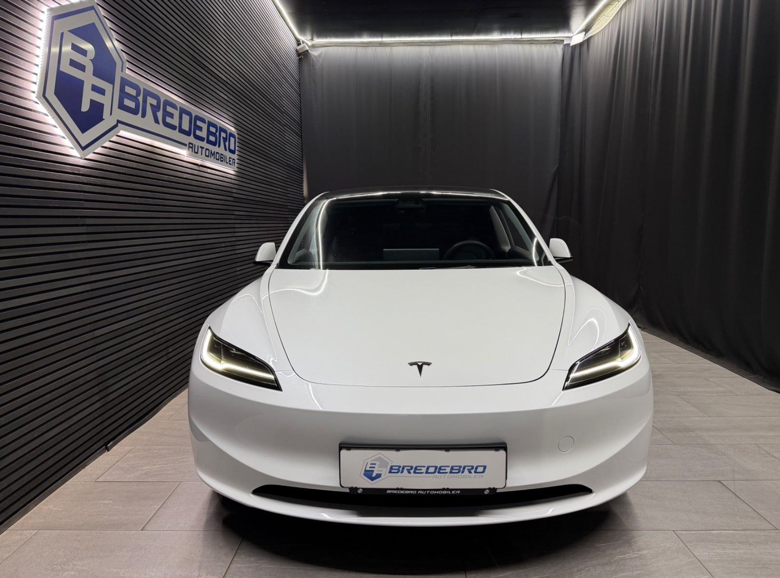 Hvid Tesla Model 3 fra 2024