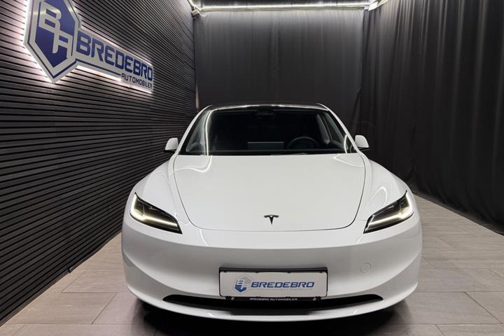 Hvid Tesla Model 3 fra 2024
