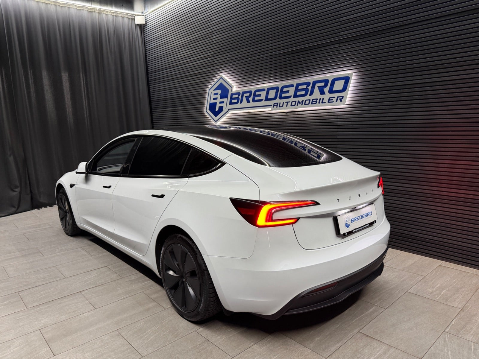 Hvid Tesla Model 3 fra 2024